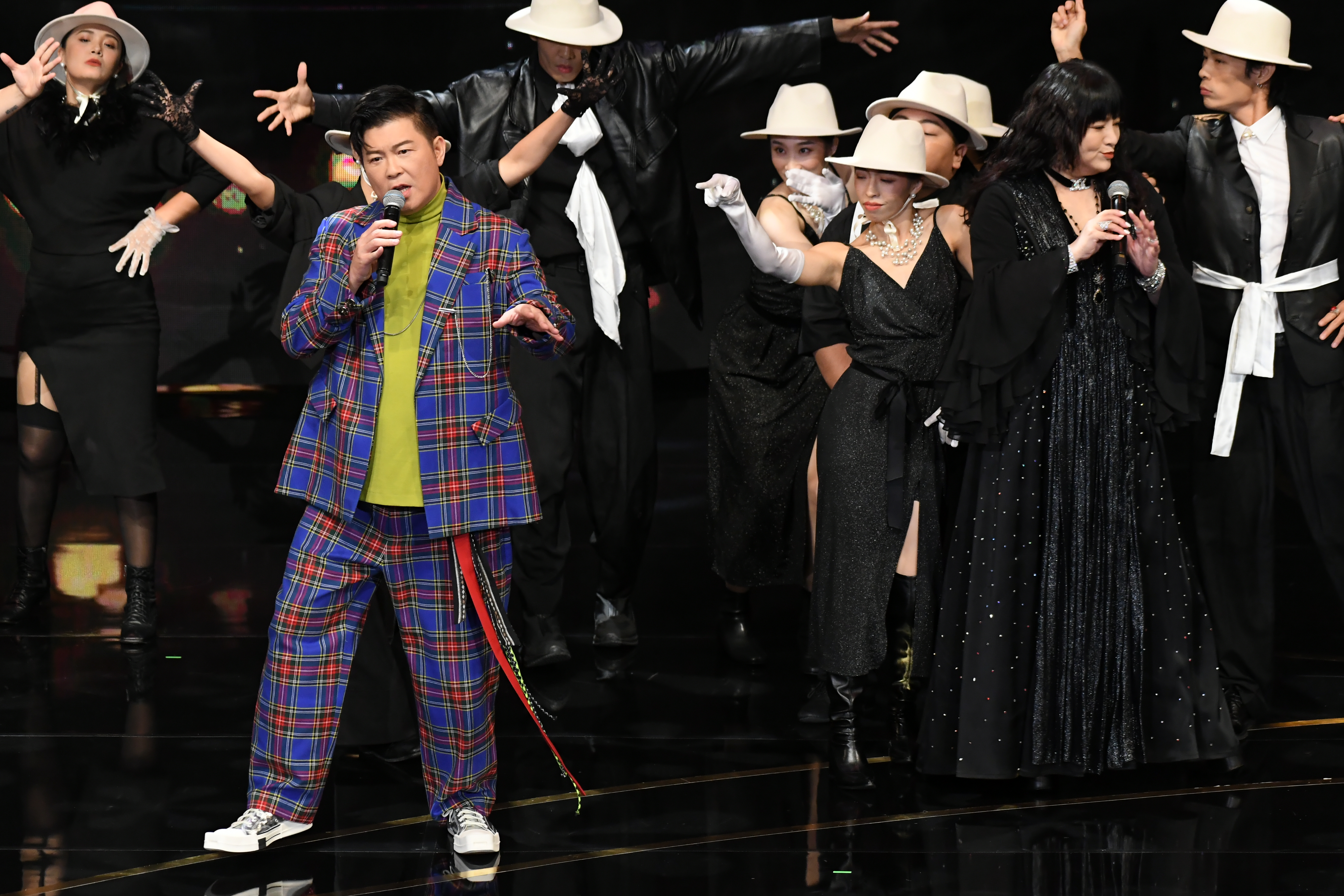 曾國城、唐綺陽擔當本屆金鐘主持人,兩人又唱又跳又rap《我要你的愛》。(三立提供)