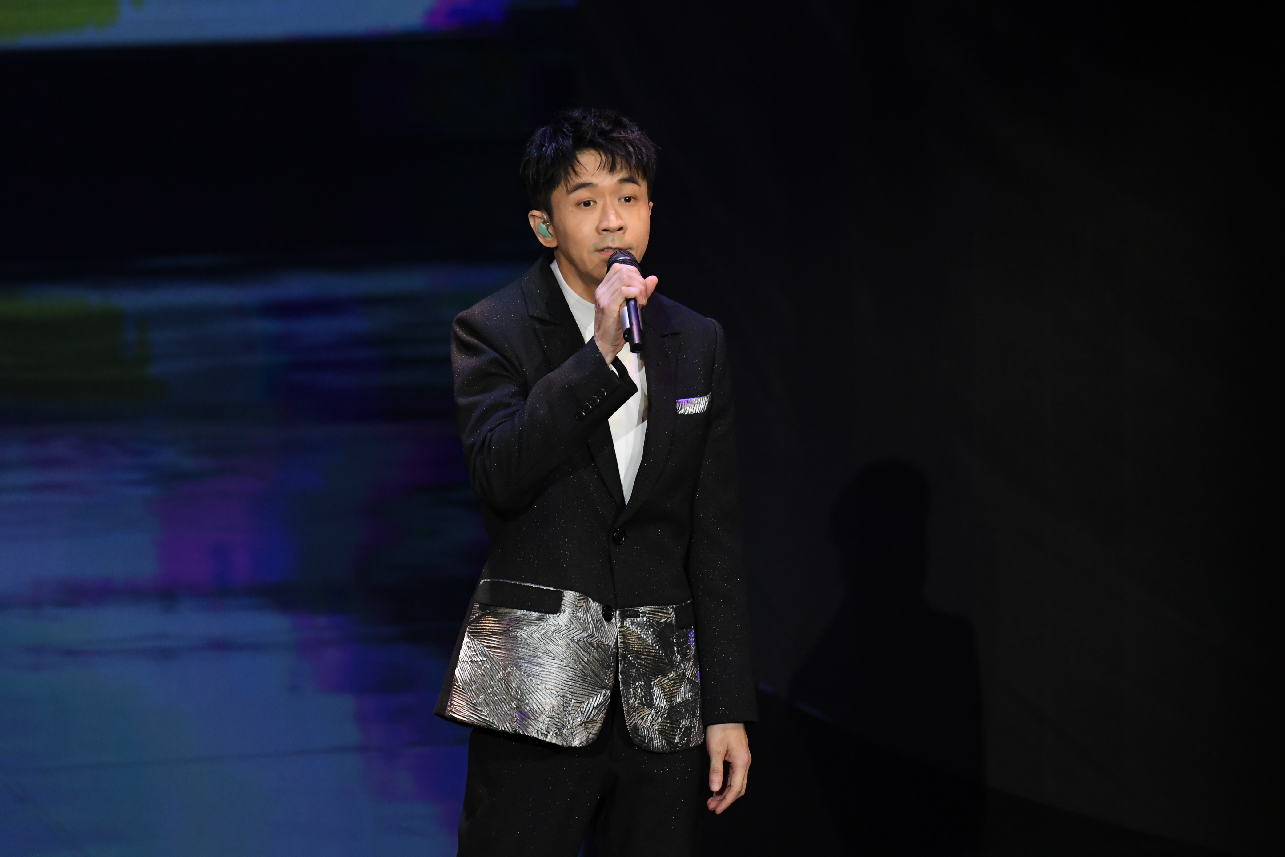 光良以「少了你就不行」為主題，獻唱一系列組曲，向幕後工作人員致敬。（三立提供）