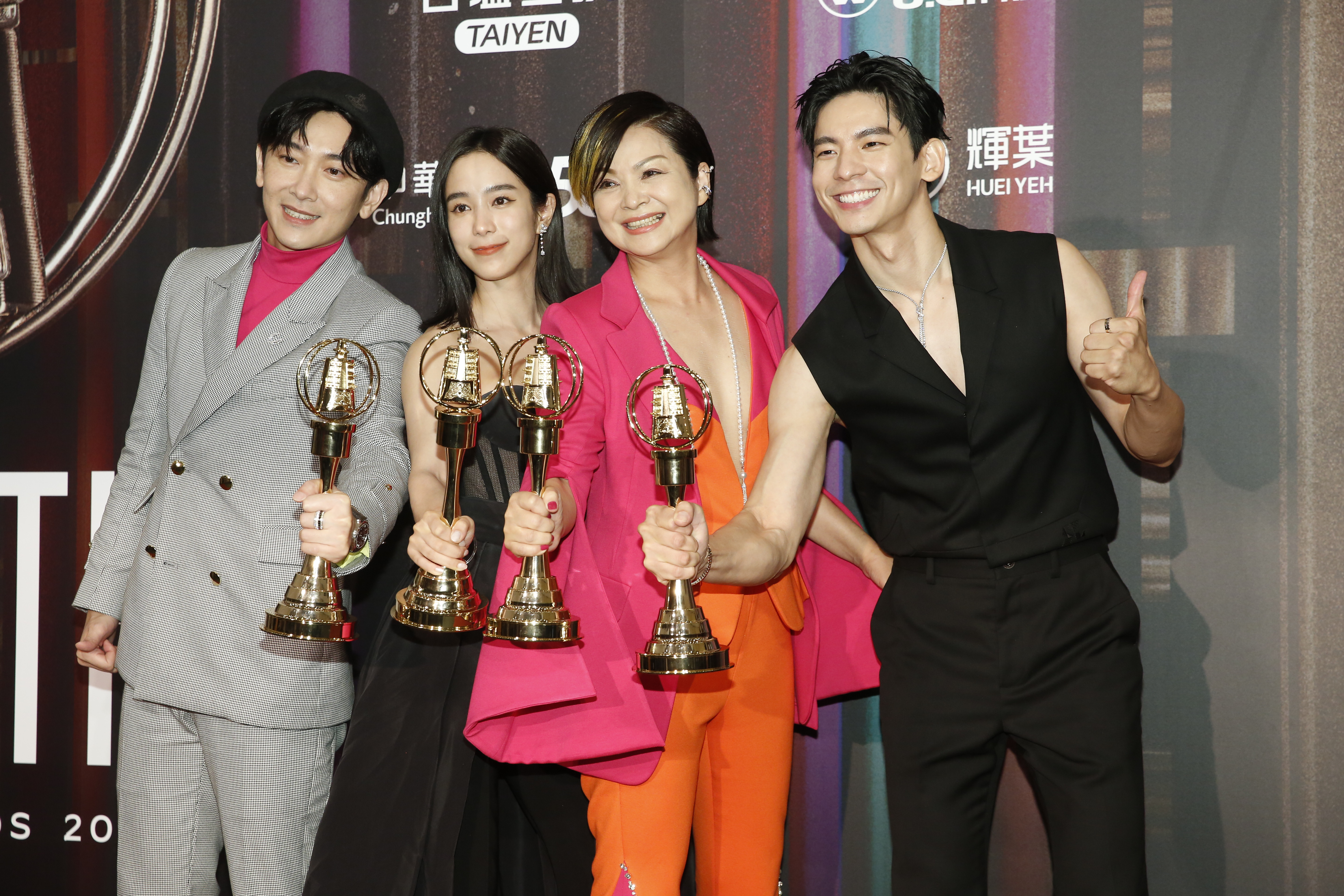 「益智及實境節目主持人獎」由《阮三个3》楊貴媚（右二）、施名帥（左一）、温貞菱（左二）、林柏宏拿下。
