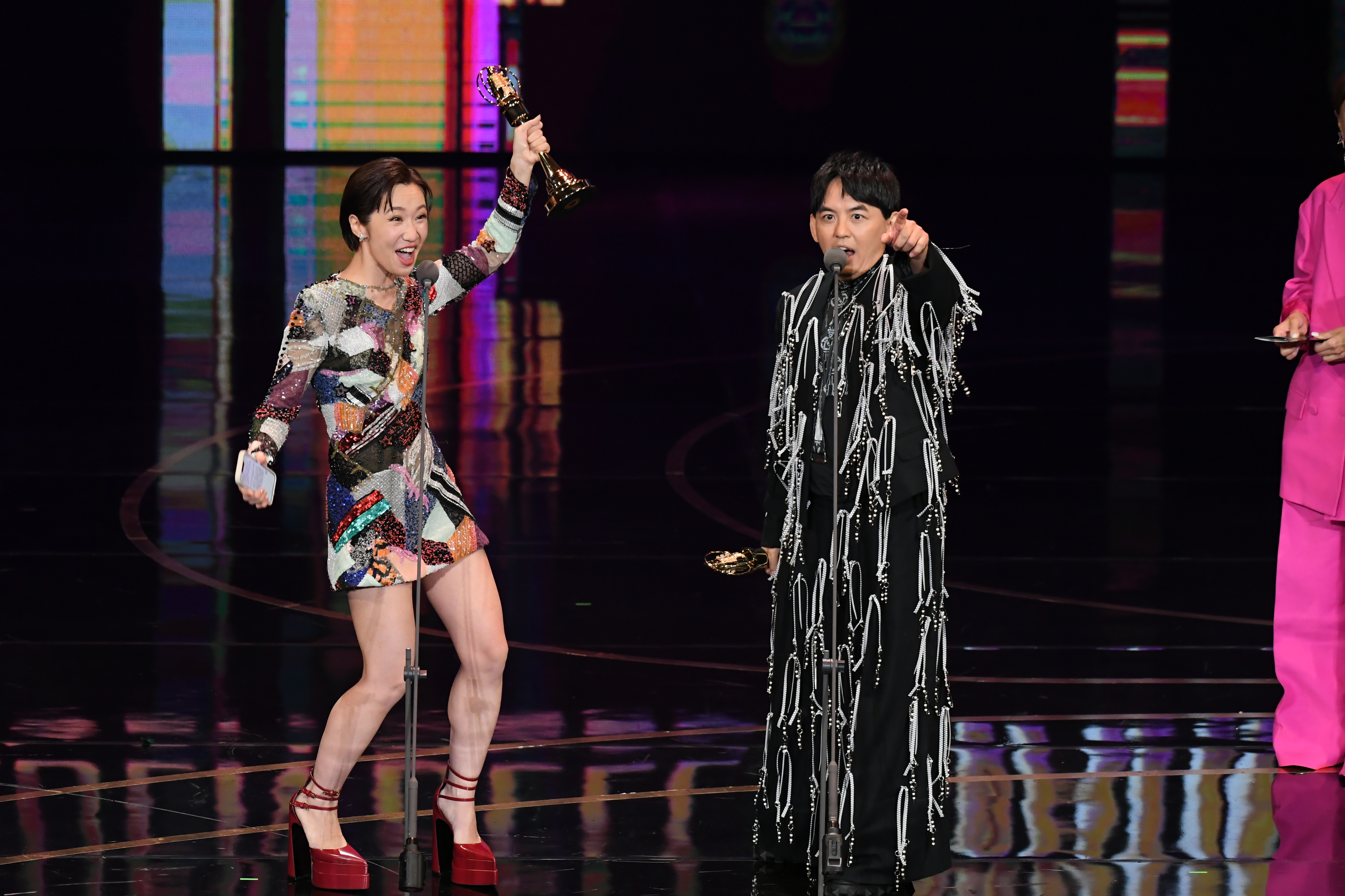 Lulu(左)、黃子佼以《婚禮歌手》拿下綜藝節目主持人獎。(三立提供)