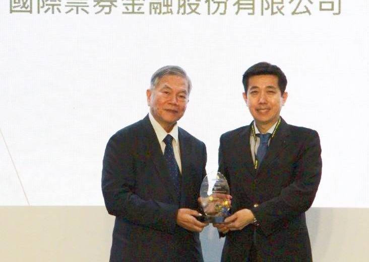 國票金旗下國票推動綠色金融有成，獲經濟部能源局頒獎。（國票金提供）