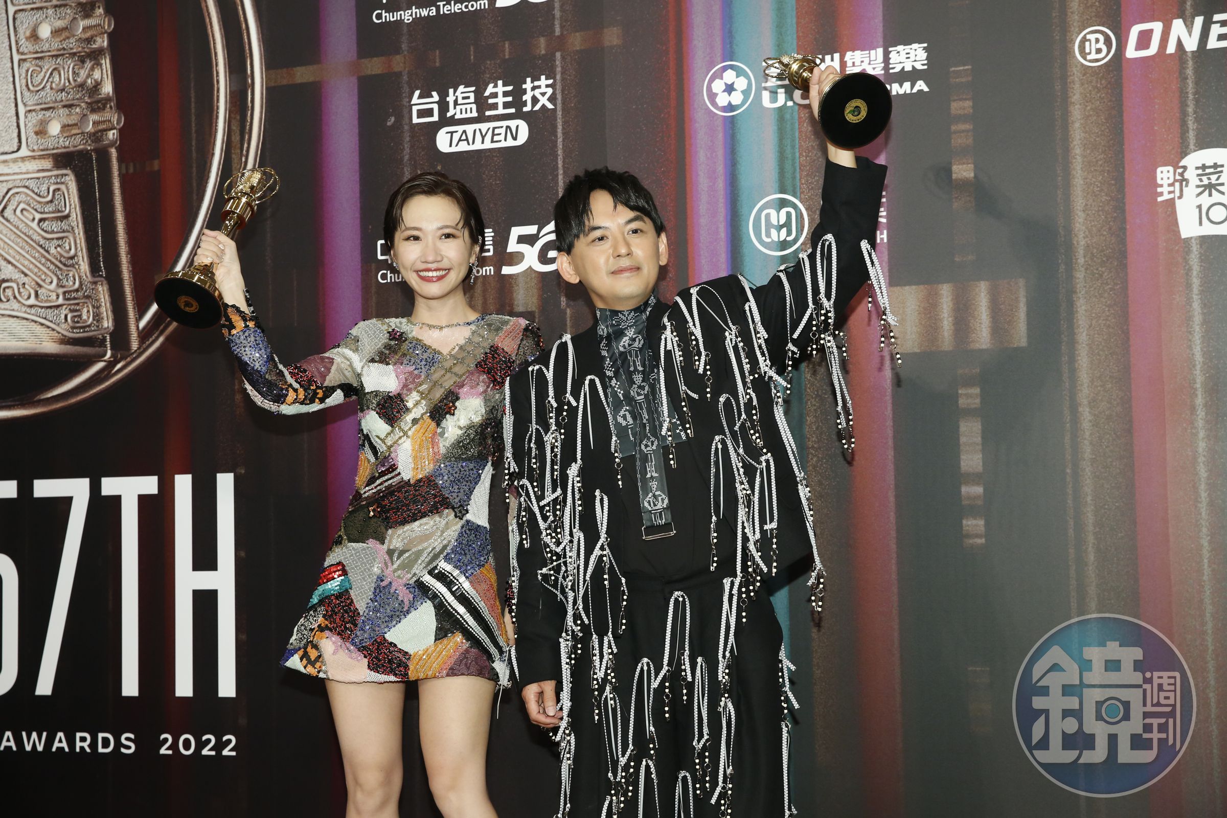 Lulu（左）、黃子佼主持《婚禮歌手》以一票之差擊敗小S主持的《熙娣想聊》