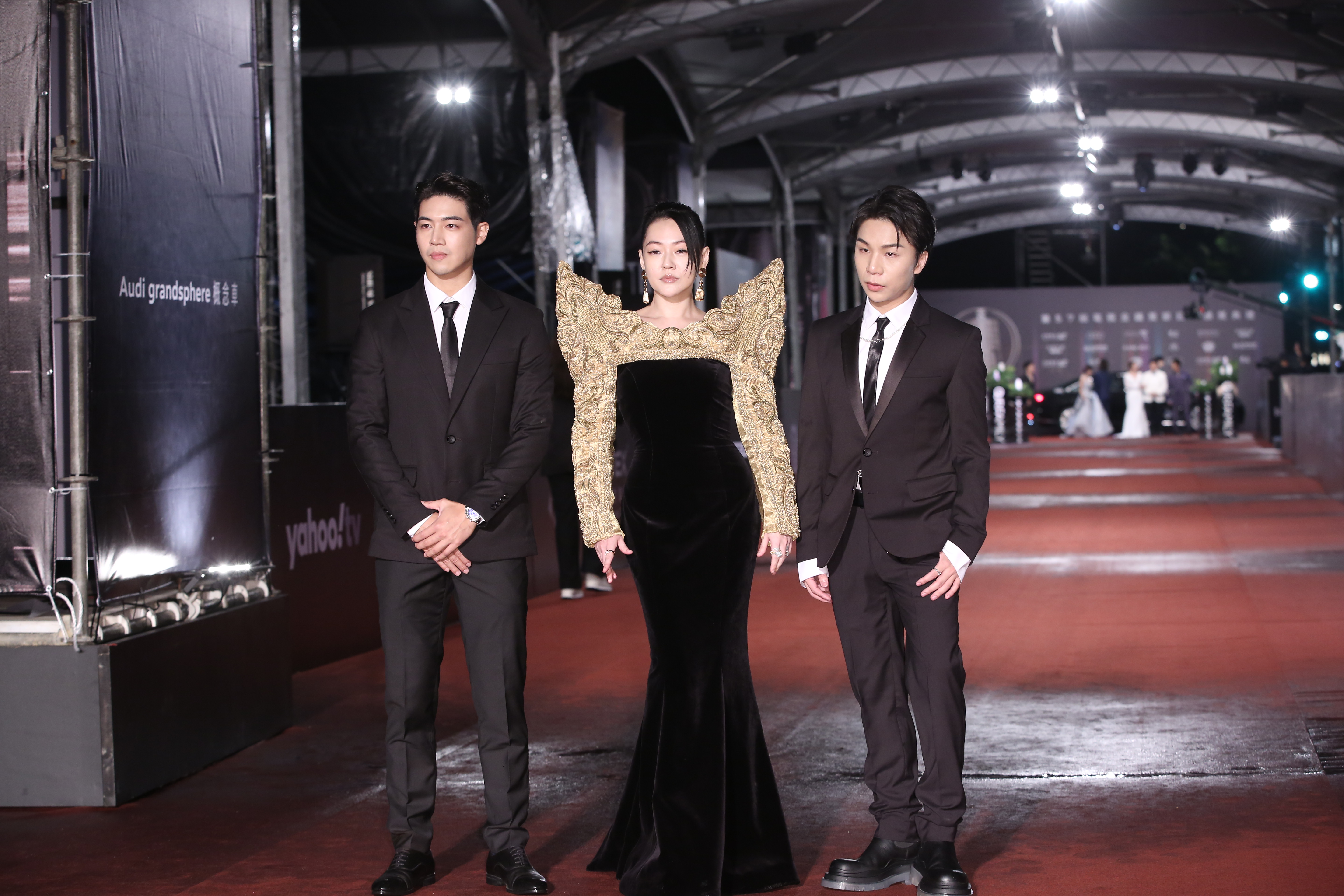 小S金鐘紅毯造型被評輸曾寶儀。