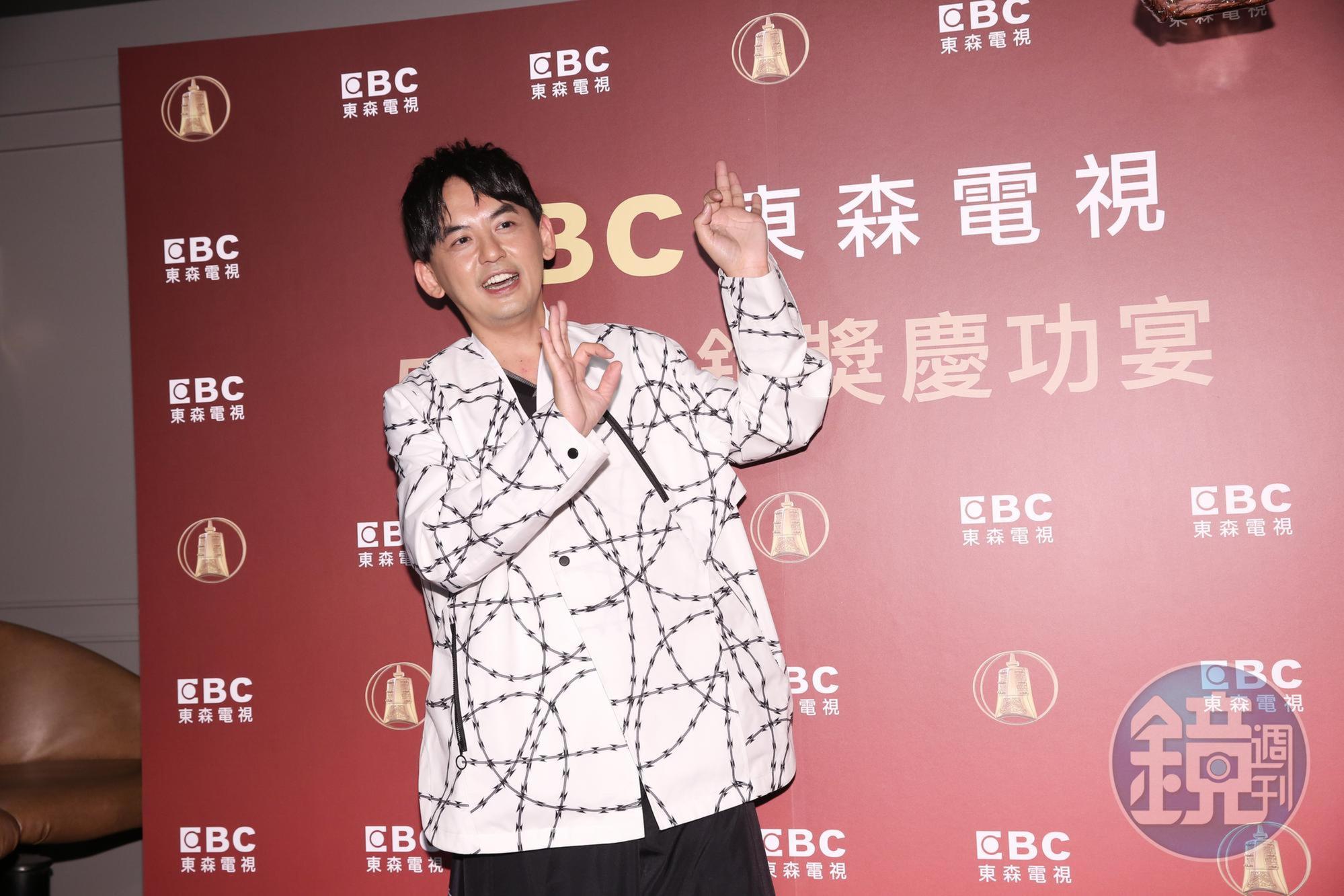 黃子佼昨天快閃慶功宴，來不及等跟Lulu同台，就飛奔回家照顧妻女。