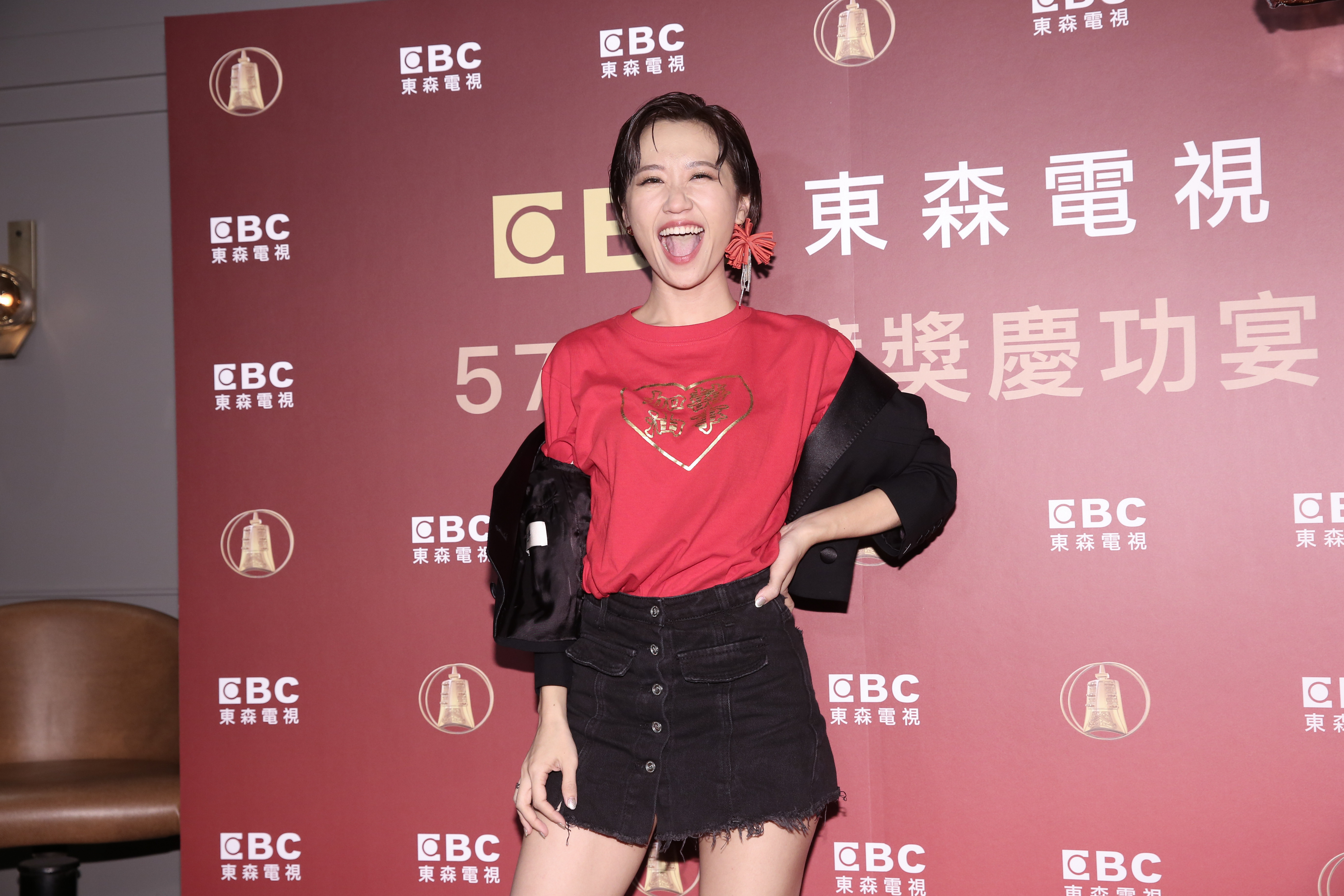 Lulu換上準備許久的紅色招運T-shirt出席慶功宴。