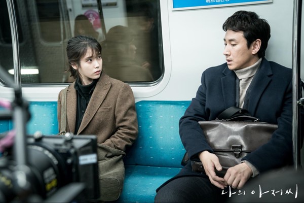 李善均(右)與IU主演的《我的大叔》企劃擱置了近5年,才遇上願意投資製作的電視台。(翻攝自tvN)