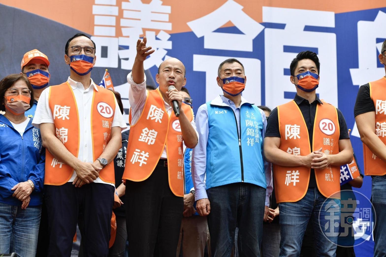 就在韓國瑜上台15分鐘左右，蔣萬安與黨主席朱立倫同時現身上台。