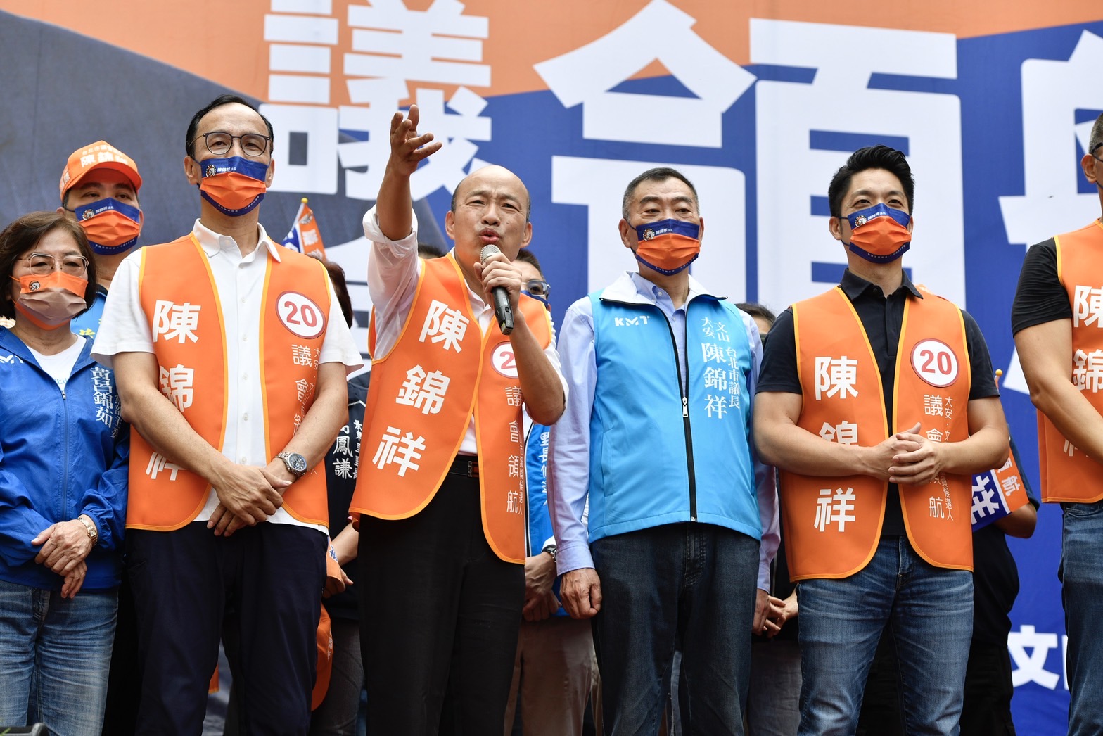 就在韓國瑜上台15分鐘左右,蔣萬安與黨主席朱立倫同時現身上台。