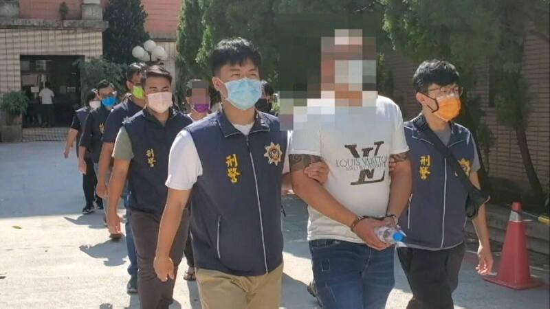 警方兵分多路，掃蕩張嫌為首的暴力討債集團，共10人到案。（翻攝畫面）