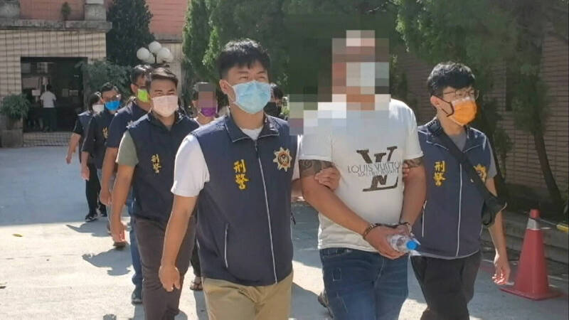 警方兵分多路，掃蕩張嫌為首的暴力討債集團，共10人到案。（翻攝畫面）