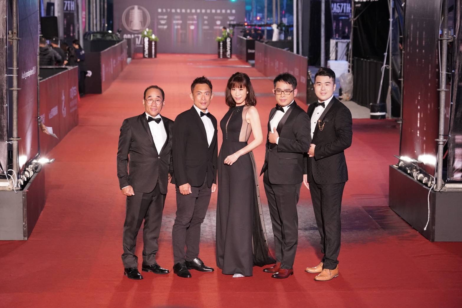 《大洋的召喚》團隊走紅地毯，左起林清華、陳一松、舒夢蘭、東森新聞副總沈建宏、陳昱翔。（東森提供）