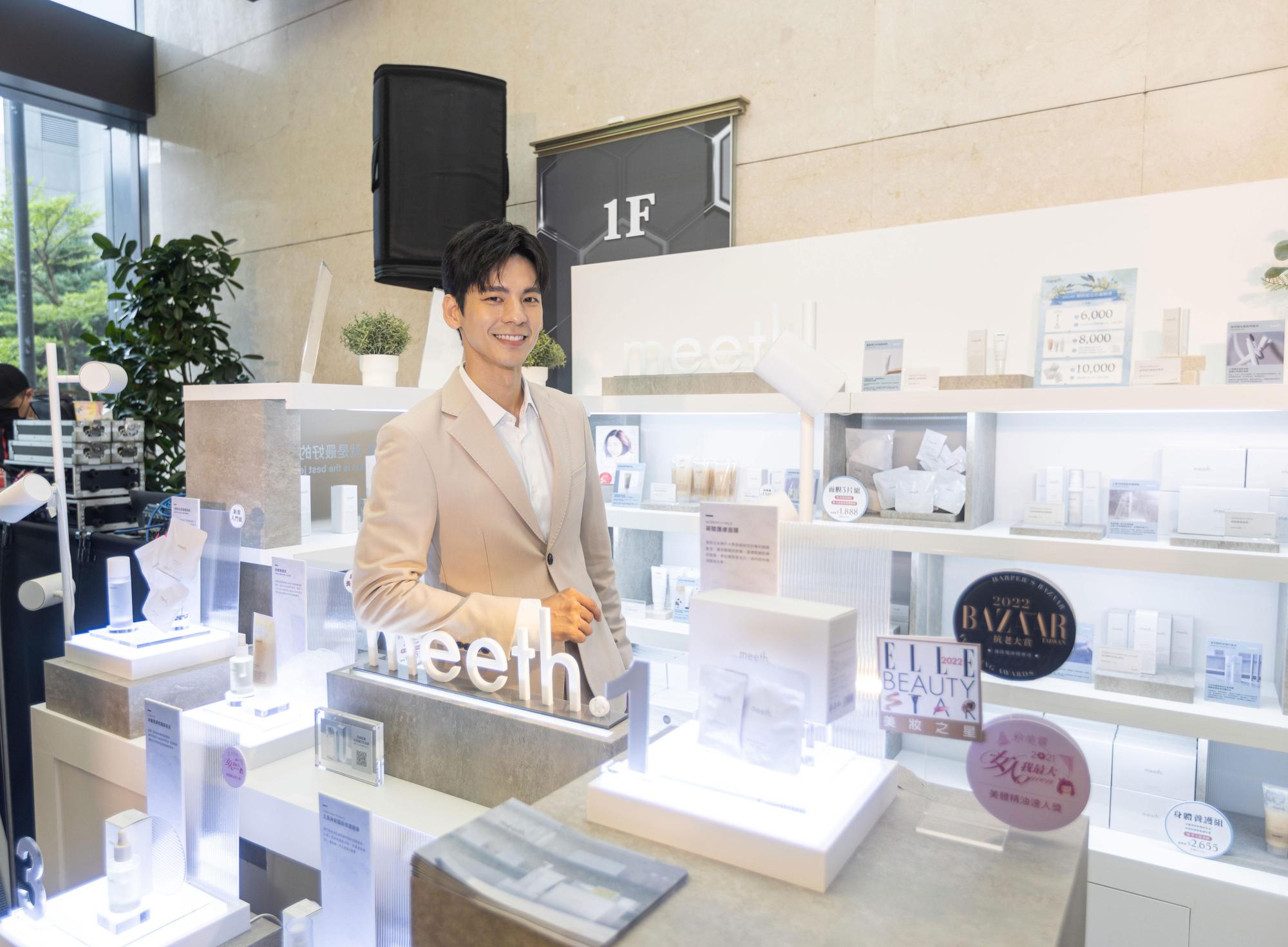林柏宏為美膚產品擔任一日店長，話題都圍繞在昨晚的金鐘獎。（瑞美公關提供）