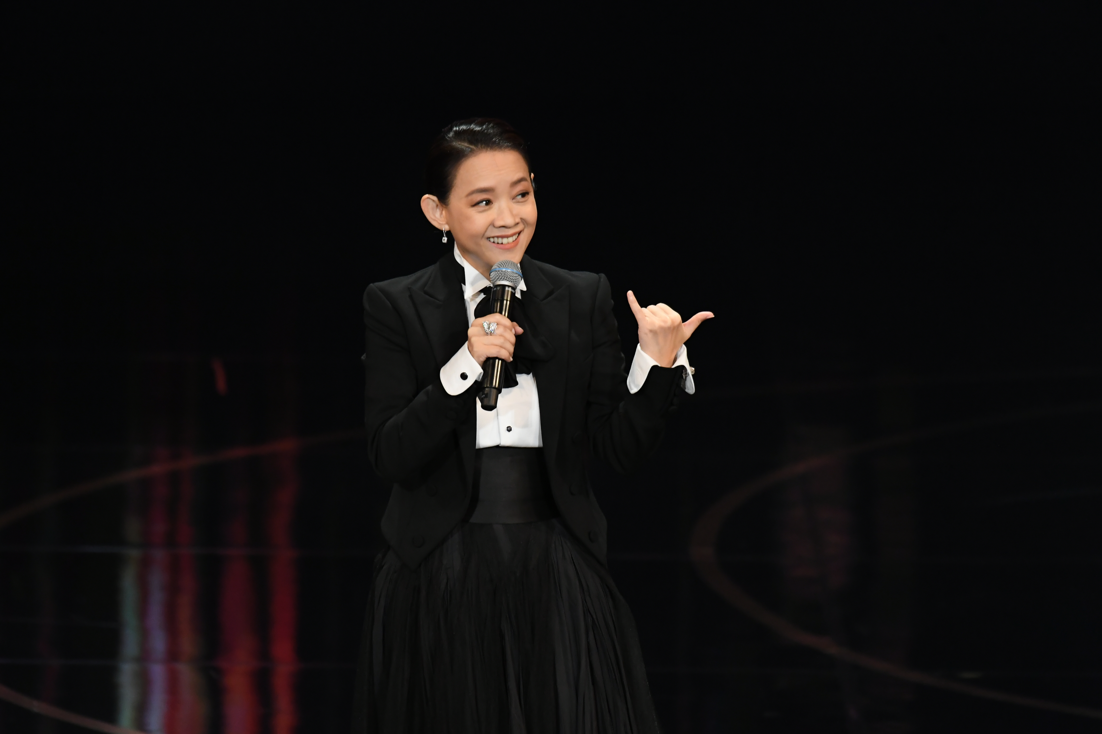 曾寶儀主持落落大方，掌控全場獲得一片好評。（三立提供）