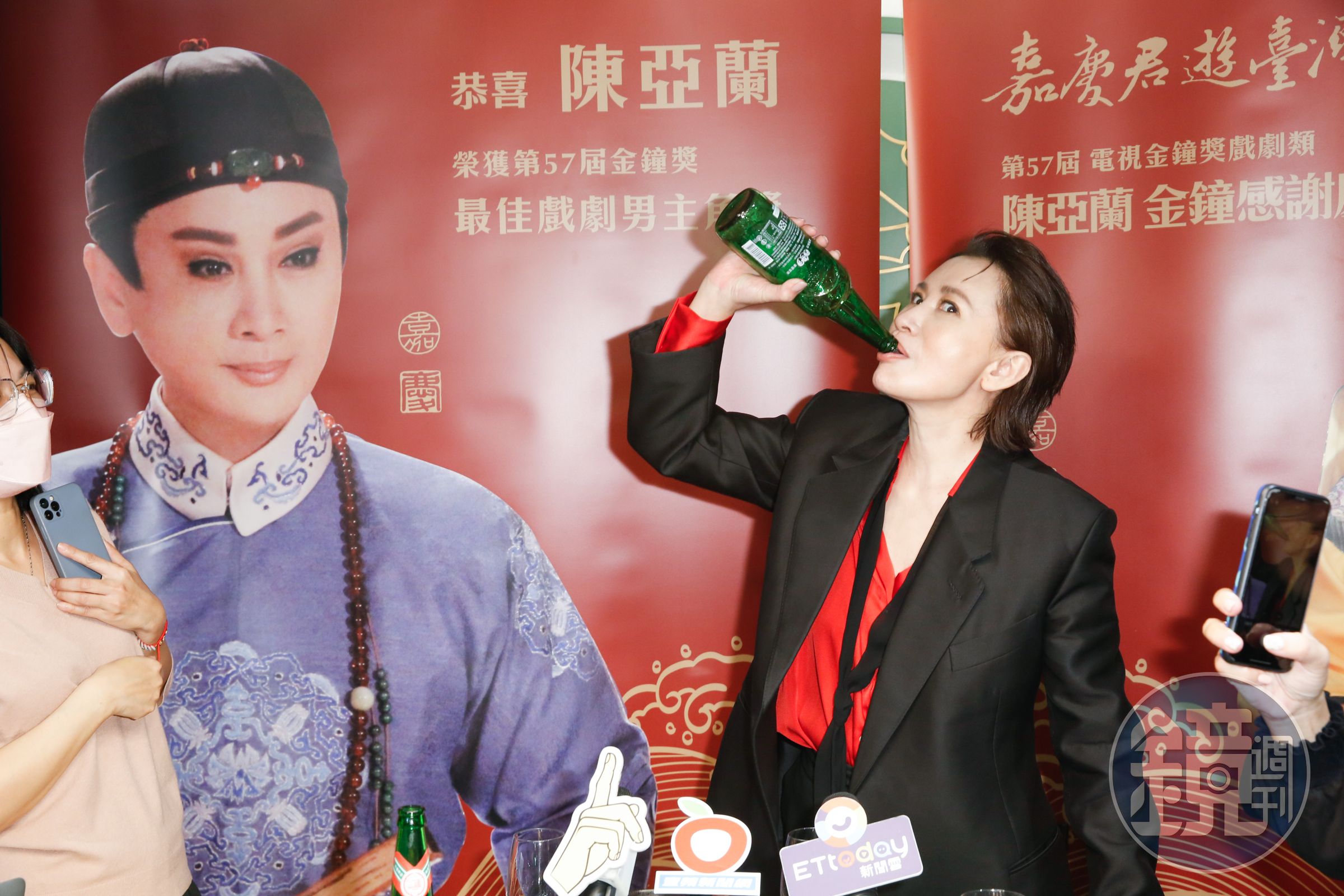 陳亞蘭慶功宴上開心踩罐！