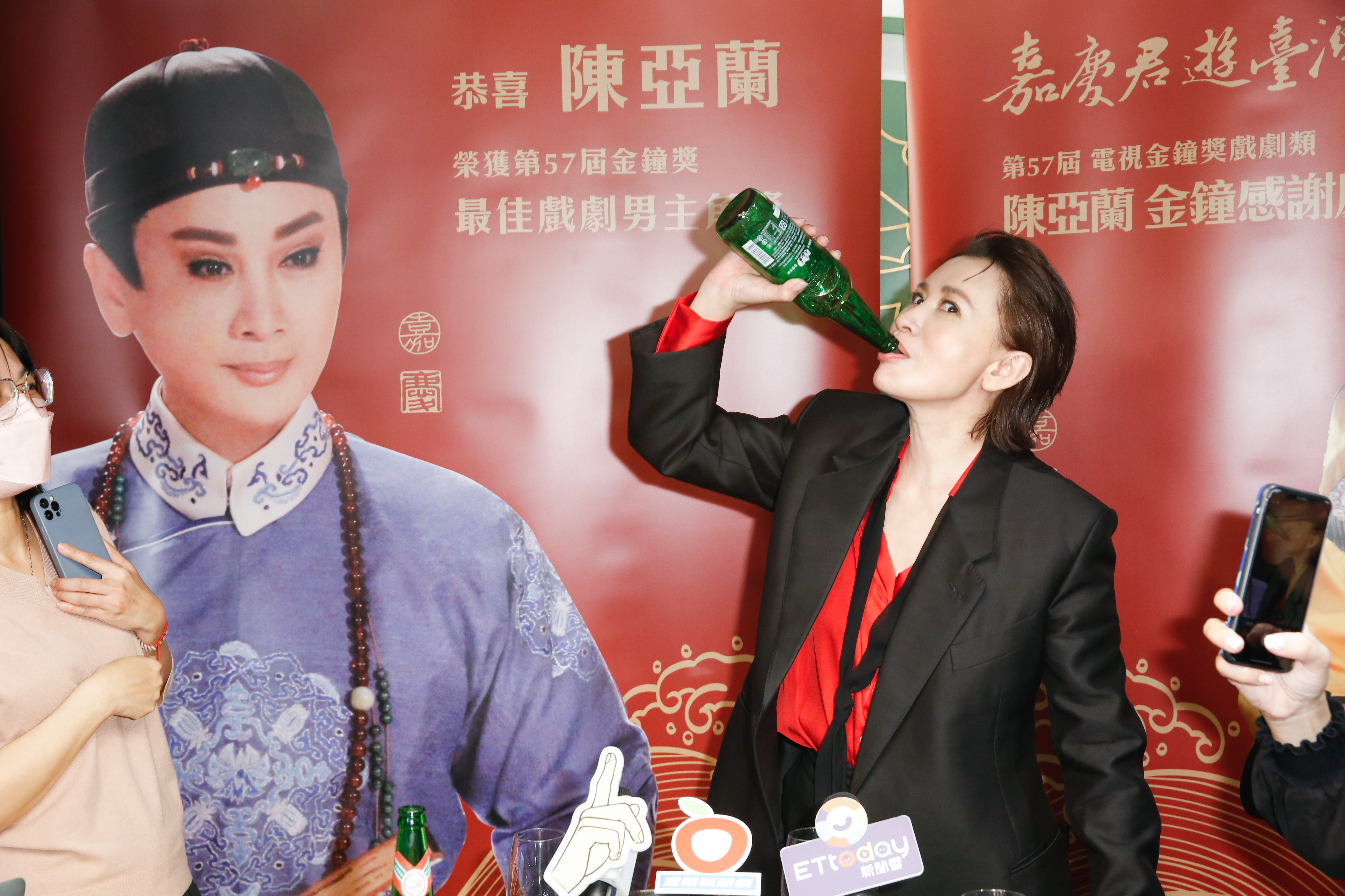 陳亞蘭慶功宴上開心踩罐！