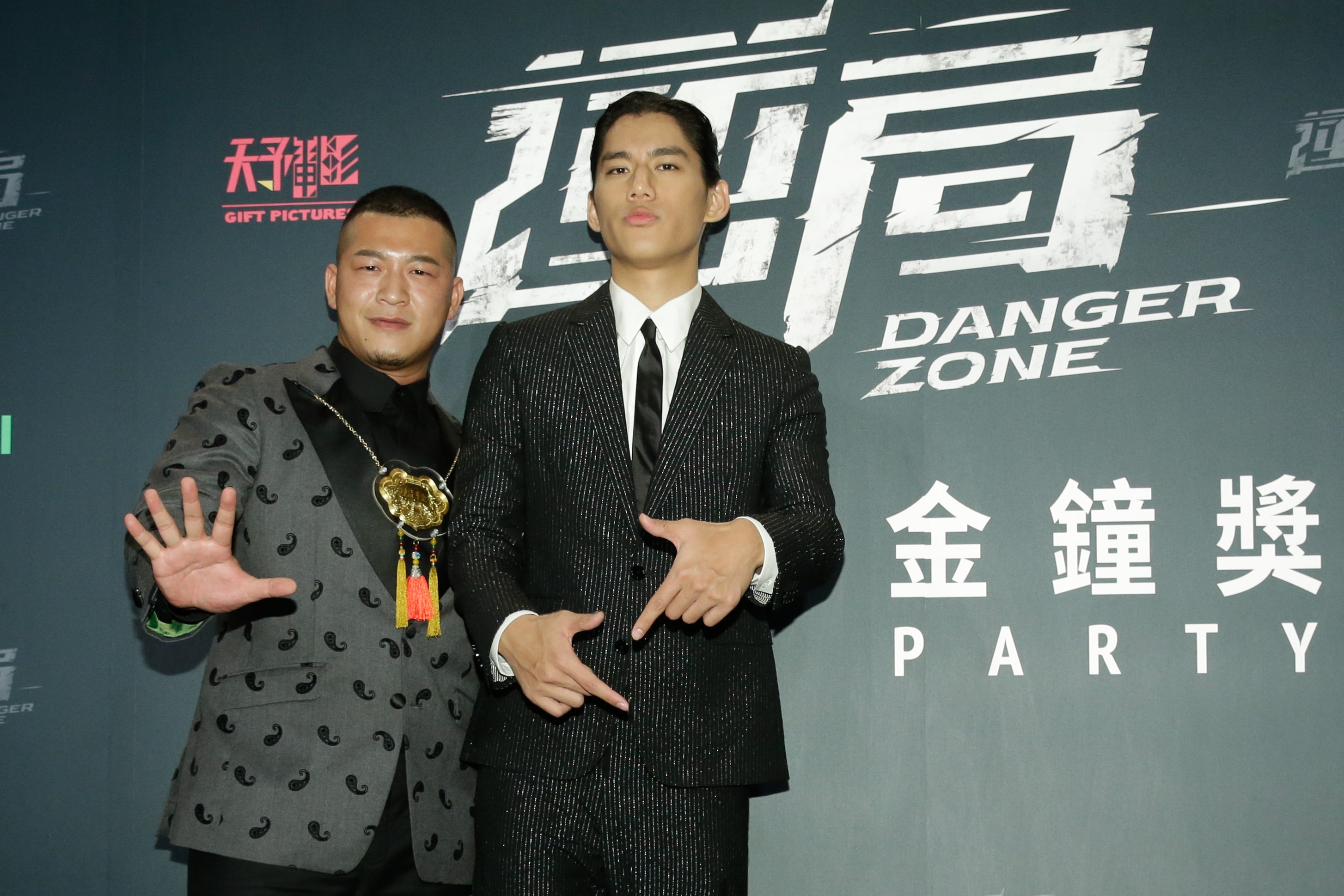 朱軒洋和草爺與導演慶功。