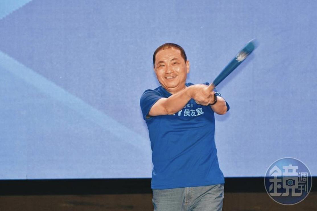新北市長侯友宜揮棒連任成功。