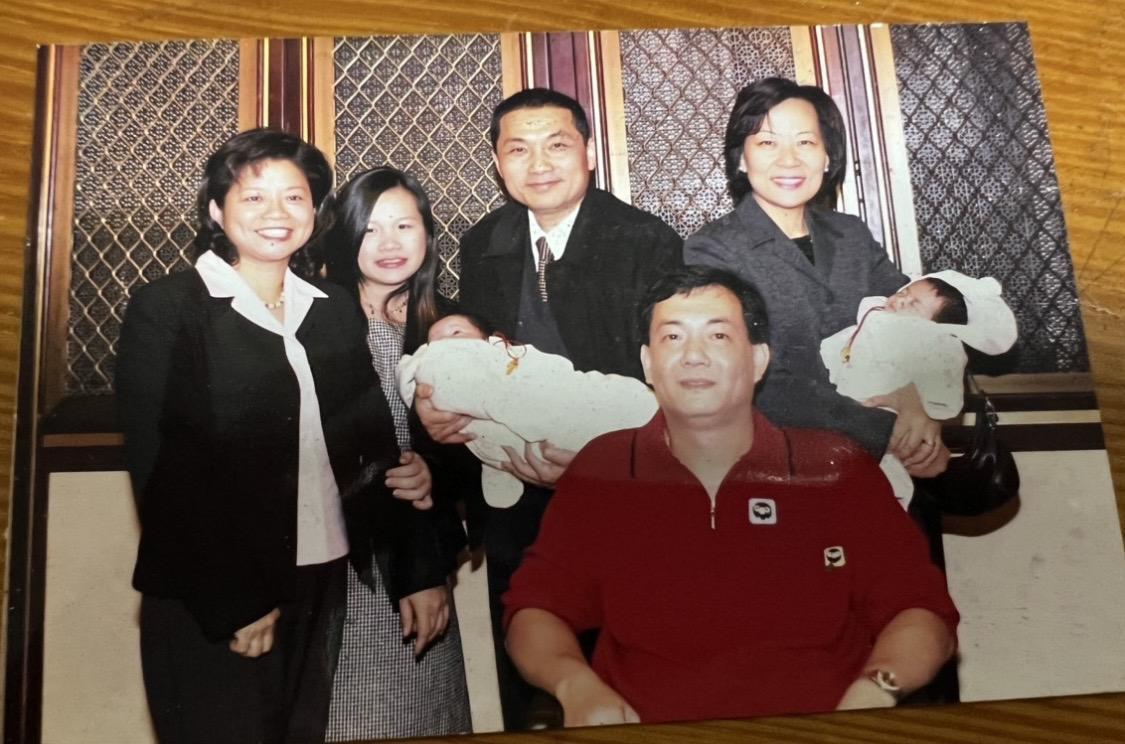 在槍戰中腿部中傷的輪椅神探劉旺德，一對龍鳳胎滿月時，刑事局長侯友宜夫婦個自手鮑一娃很高興。（劉旺德提供）