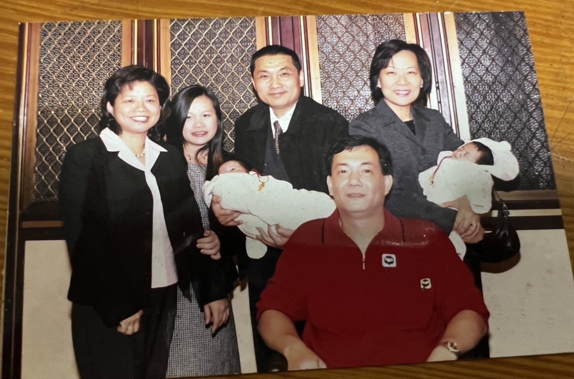 在槍戰中腿部中傷的輪椅神探劉旺德,一對龍鳳胎滿月時,刑事局長侯友宜夫婦個自手鮑一娃很高興。(劉旺德提供)
