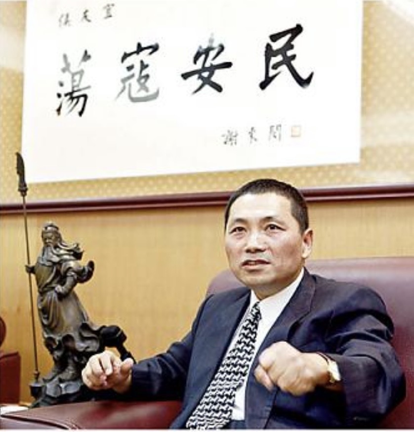 警官侯友宜辦公室過著蕩寇安民。(翻攝游毓蘭臉書)