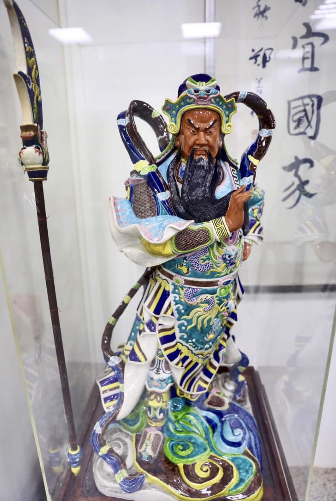 侯友宜走到那裡辦公,一定要先安置好這尊關公後,才會各自就定位。(翻攝畫面)