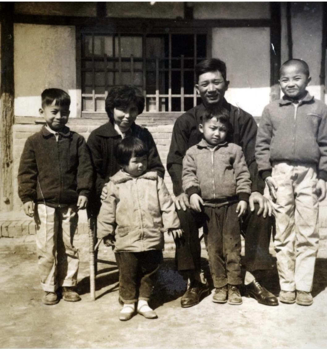 侯爸爸在菜市場賣豬肉，養大侯友宜4兄妹。（翻攝自侯友宜臉書）