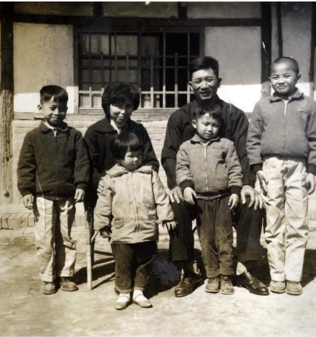 侯爸爸在菜市場賣豬肉，養大侯友宜4兄妹。（翻攝自侯友宜臉書）