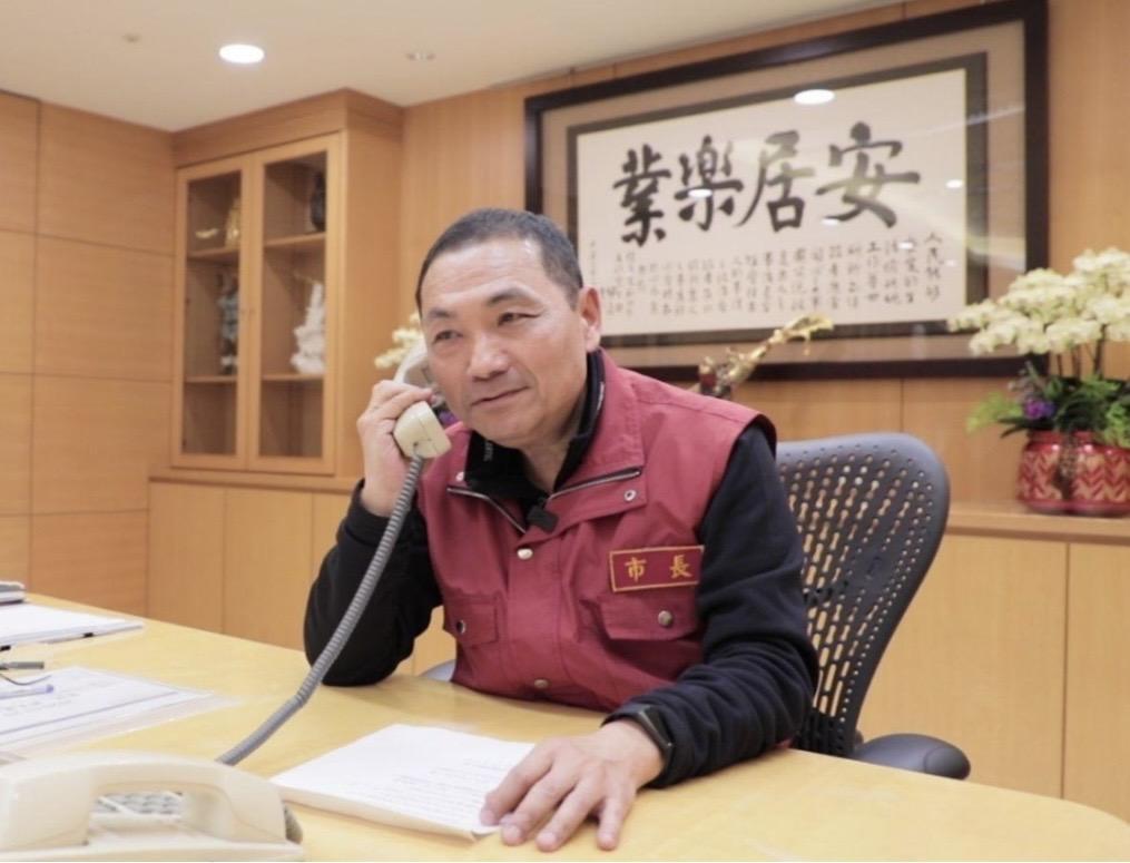 侯友宜新北市長掛有「安居樂業」。(侯友宜臉書)
