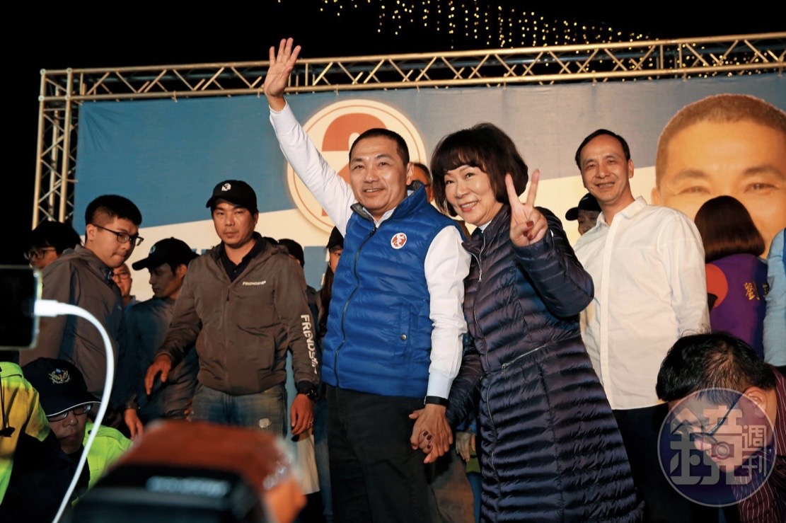 侯友宜勝選,和妻子任美鈴開心十指緊扣。