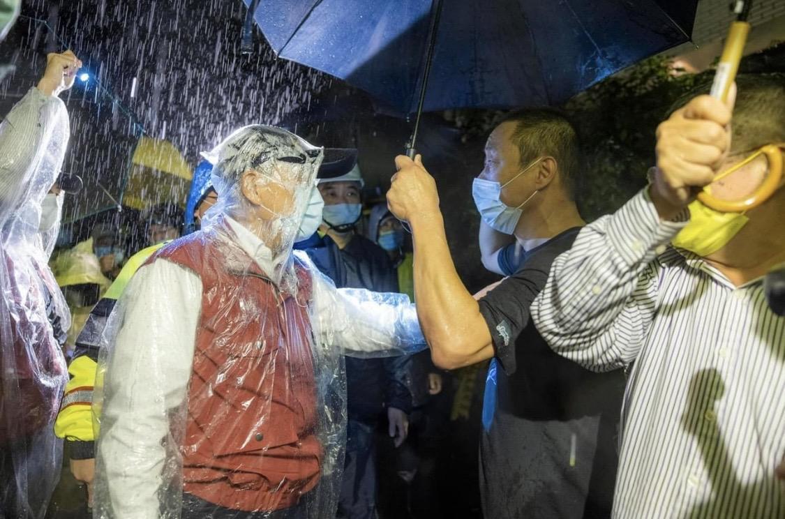 尼莎颱風汐止伯爵身中土石流塌崩,侯友宜獲知趕至現場勘災。(新北市政府提供)