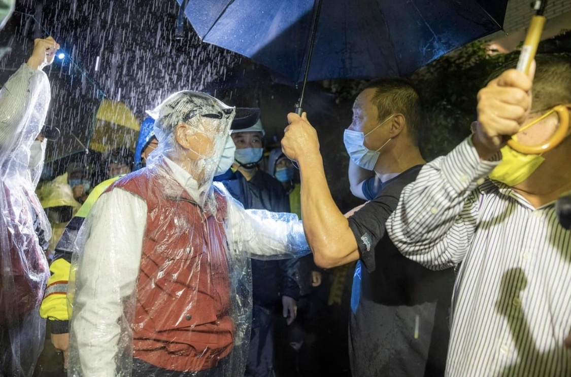 尼莎颱風汐止伯爵身中土石流塌崩,侯友宜獲知趕至現場勘災。(新北市政府提供)