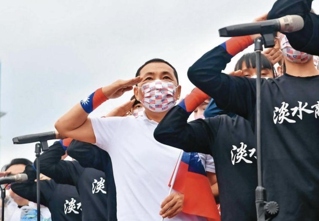 今年雙十國情侯友宜跟中華民國國旗敬禮表示忠誠。(翻攝侯友宜臉書)