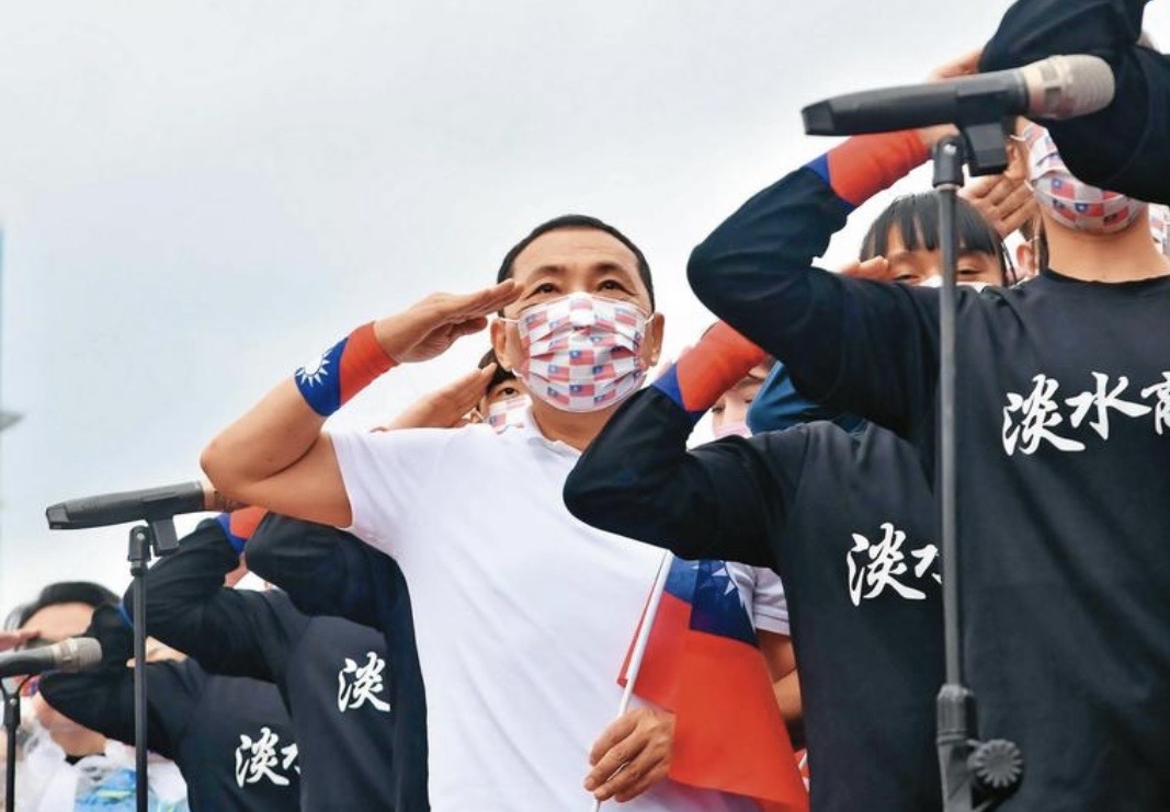 今年雙十國情侯友宜跟中華民國國旗敬禮表示忠誠。（翻攝侯友宜臉書）