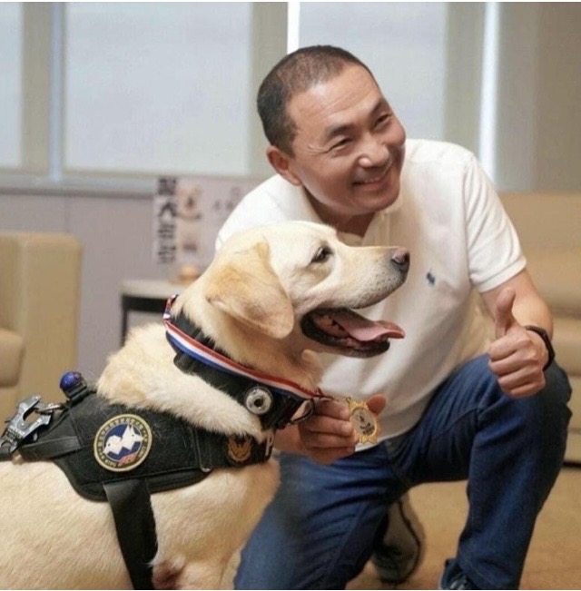 多多退休獲頒市長送的客製禮物。(翻攝新北警犬隊)