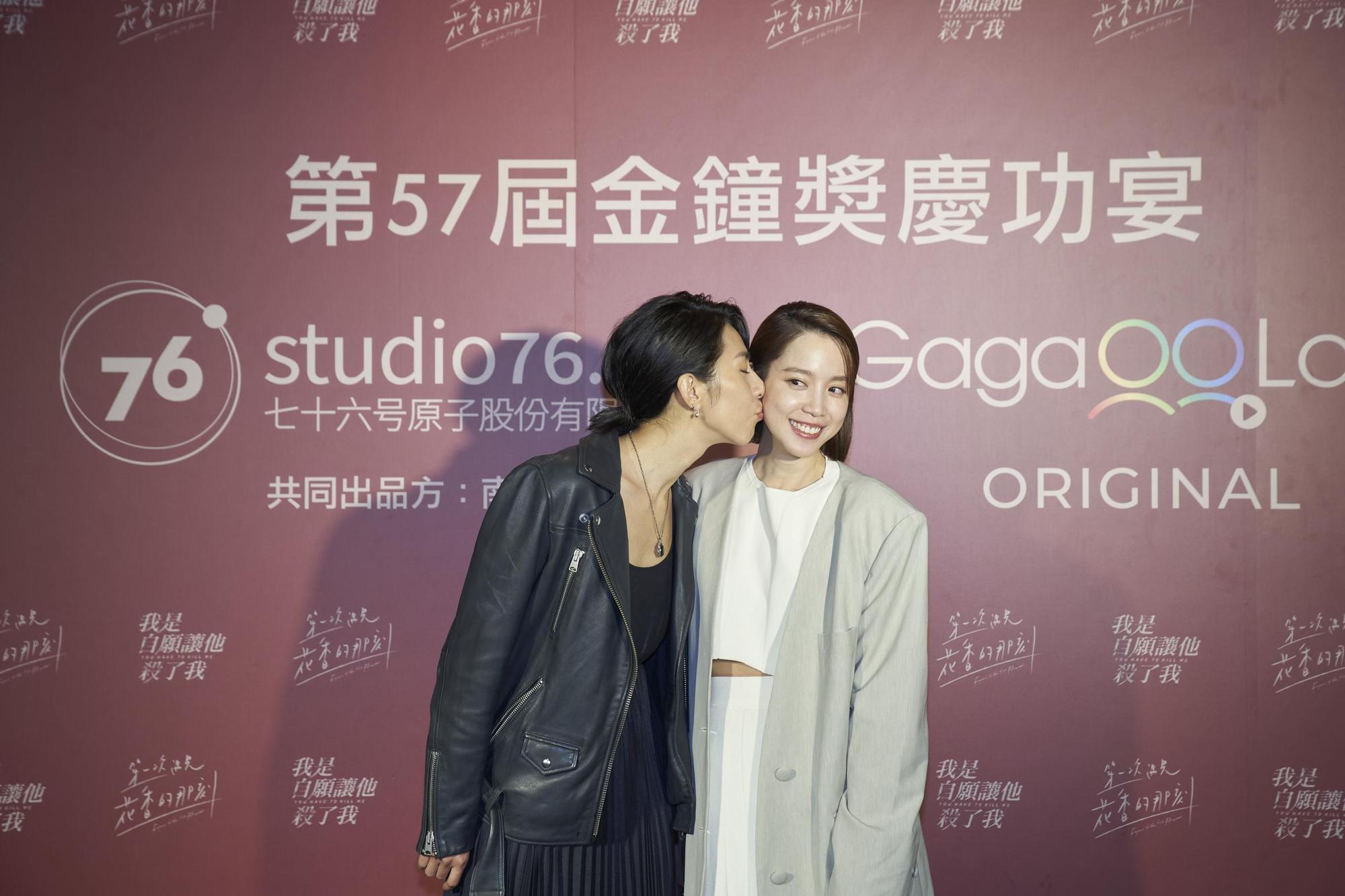 林辰唏、程予希昨在《第一次遇見花香的那刻》慶功宴開心親吻。（GagaOOLala提供）