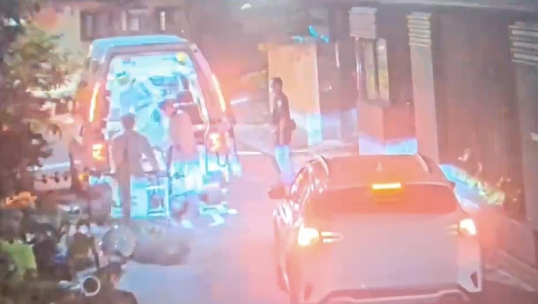 李男吸毒恍惚,被救護車送醫治療。(翻攝畫面)