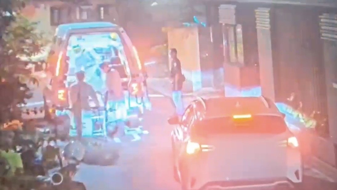 李男吸毒恍惚,被救護車送醫治療。(翻攝畫面)