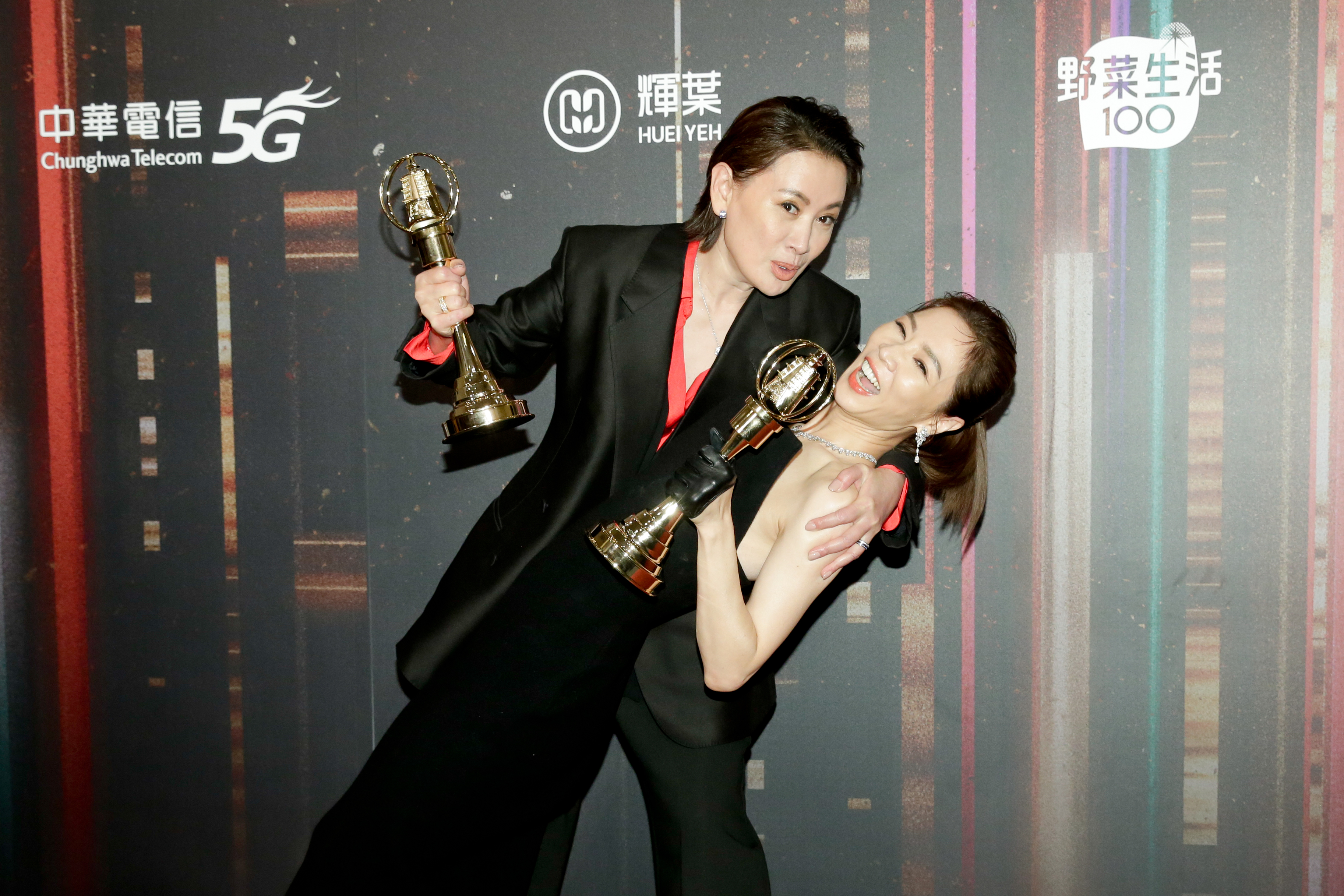 謝盈萱（右）、陳亞蘭（左）分別榮獲第57屆電視金鐘獎戲劇類女主角獎、男主角獎。