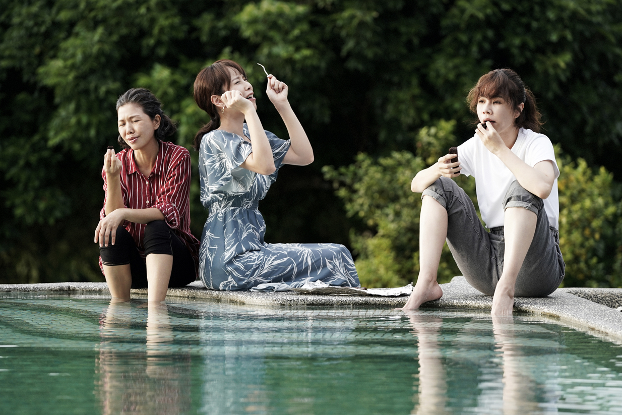 《俗女養成記》系列是謝盈萱（右）的代表作。（華視、Catchplay+、百戲電影提供）