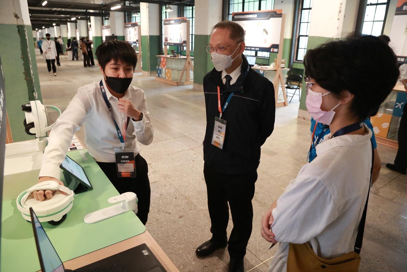 慈濟基金會顏博文執行長(中)表示，慈悲科技創新競賽今年邁入第六屆，逐年參賽的作品質量越發增強，參賽數量也增加。（慈濟基金會提供）