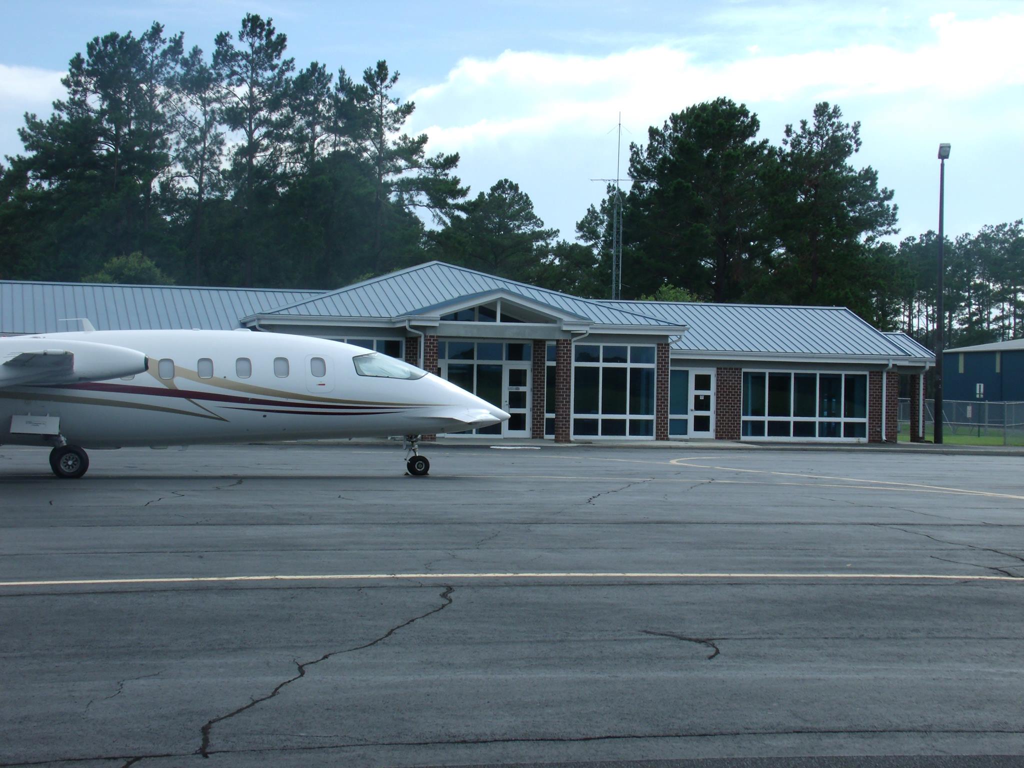 男大生租小飛機約女神出遊,竟意外遭螺旋槳重擊頭部死亡。(示意圖:取自Statesboro-Bulloch County Airport臉書)