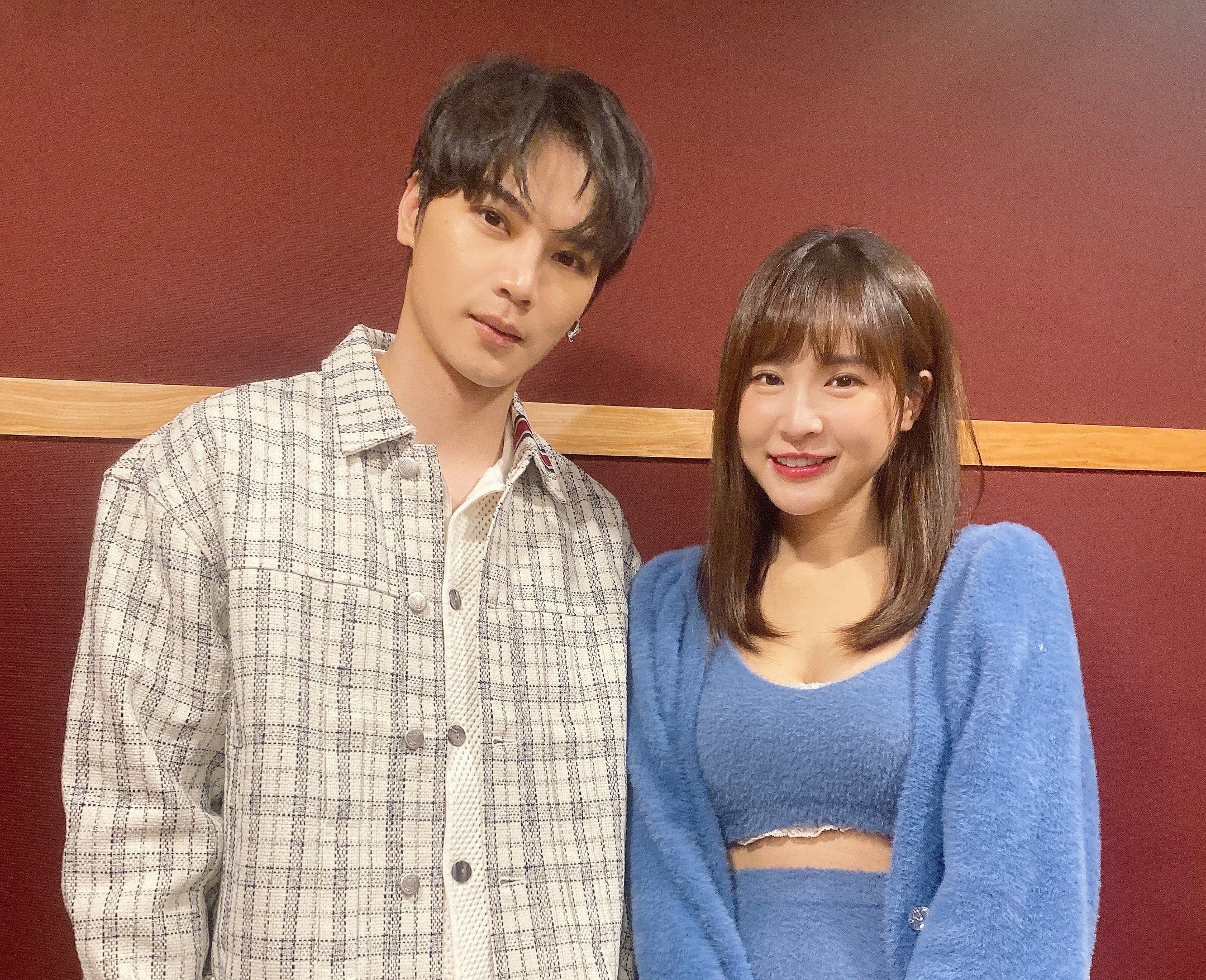 古曜威邀請啦啦隊女神孟潔，合唱新歌〈心照不宣〉。（單純夢想文創事業、華納音樂提供）