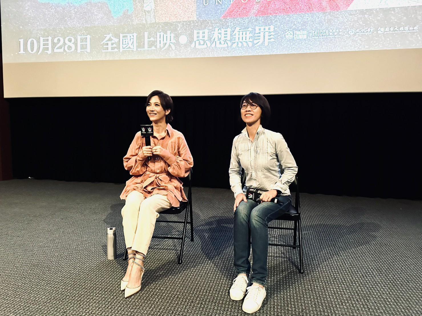 《流麻溝十五號》導演周美玲與演員徐麗雯現身戲院,和台南女中學生互動。(牽猴子提供)