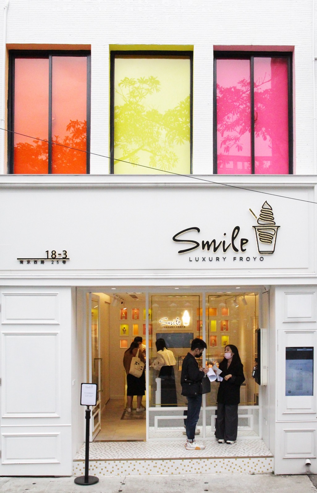 「Smile Froyo」門市設計極具藝術風，不說還以為是時尚精品店。
