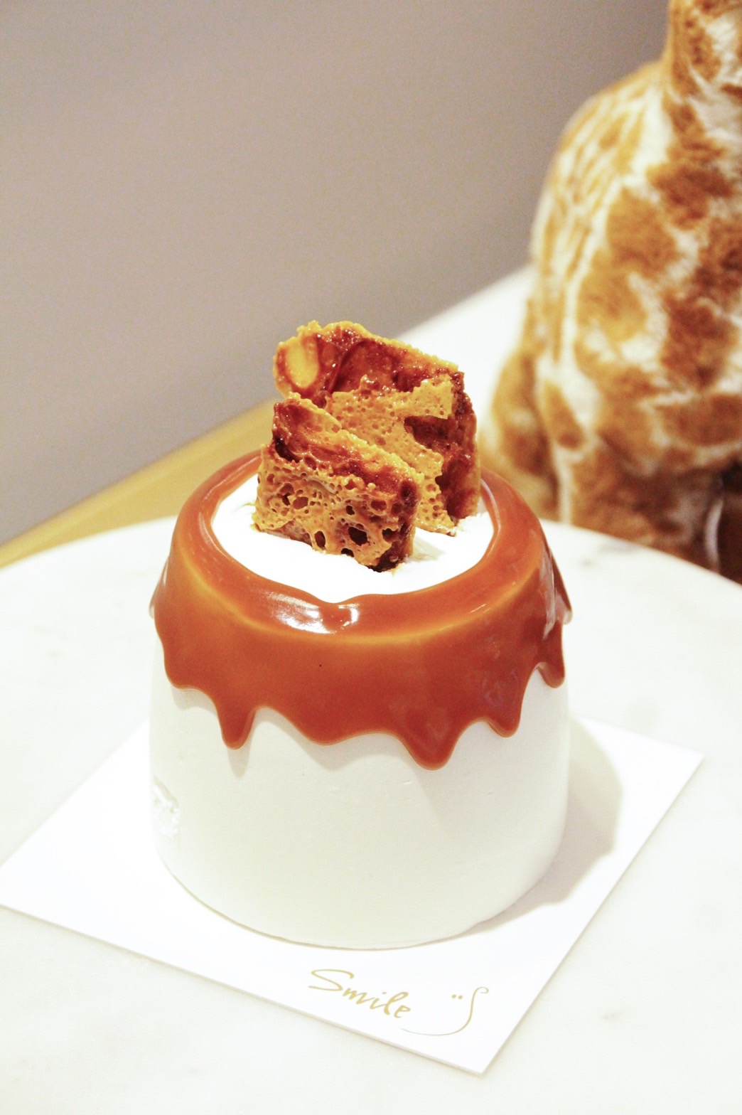 讓人一看就聯想到蜂蜜罐的「蜂蜜焦糖脆脆My Honey」，看似簡單，切開一嘗卻會發現交織各種不同風味。（580元／份）