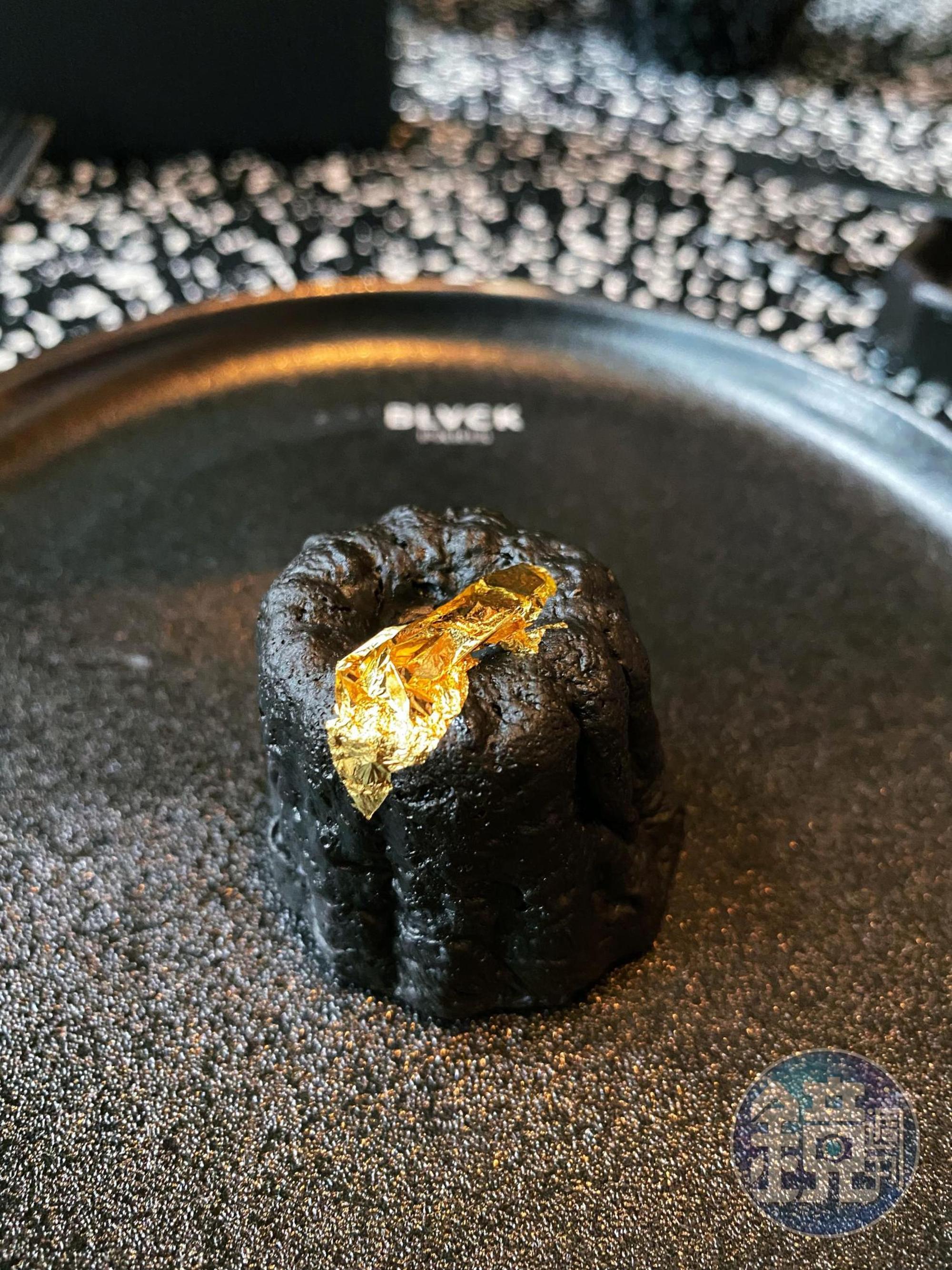 天使鈴鐺「紅茶竹炭可麗露」以金箔點綴，低調中帶著奢華。