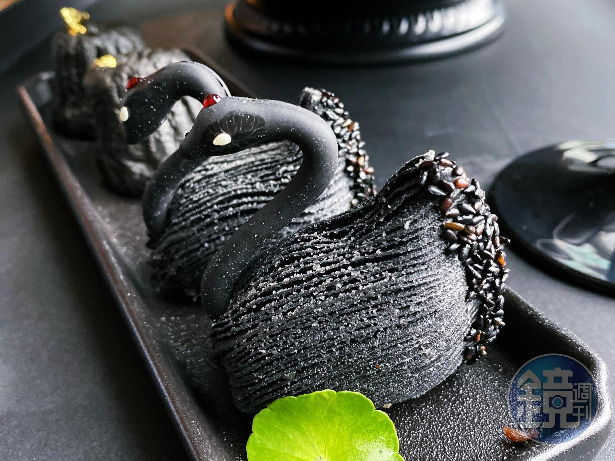「黑天鵝豆沙酥」外型吸睛口感驚艷，黑色酥皮層層堆疊，細緻綿密的熱乎豆沙餡，幸福之餘要小心燙口。