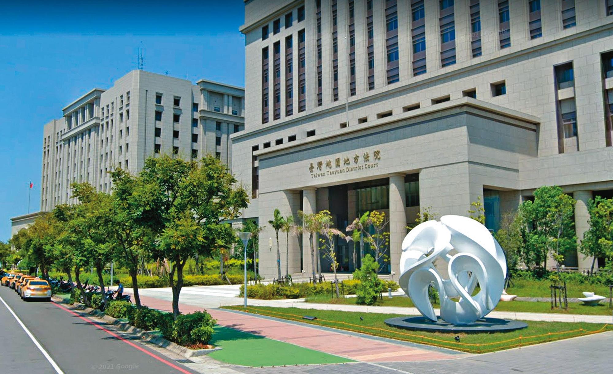 鄧姓女法官任職的桃園地院內有不少人談論她與梁姓男法官的外遇案。（翻攝Google Maps）