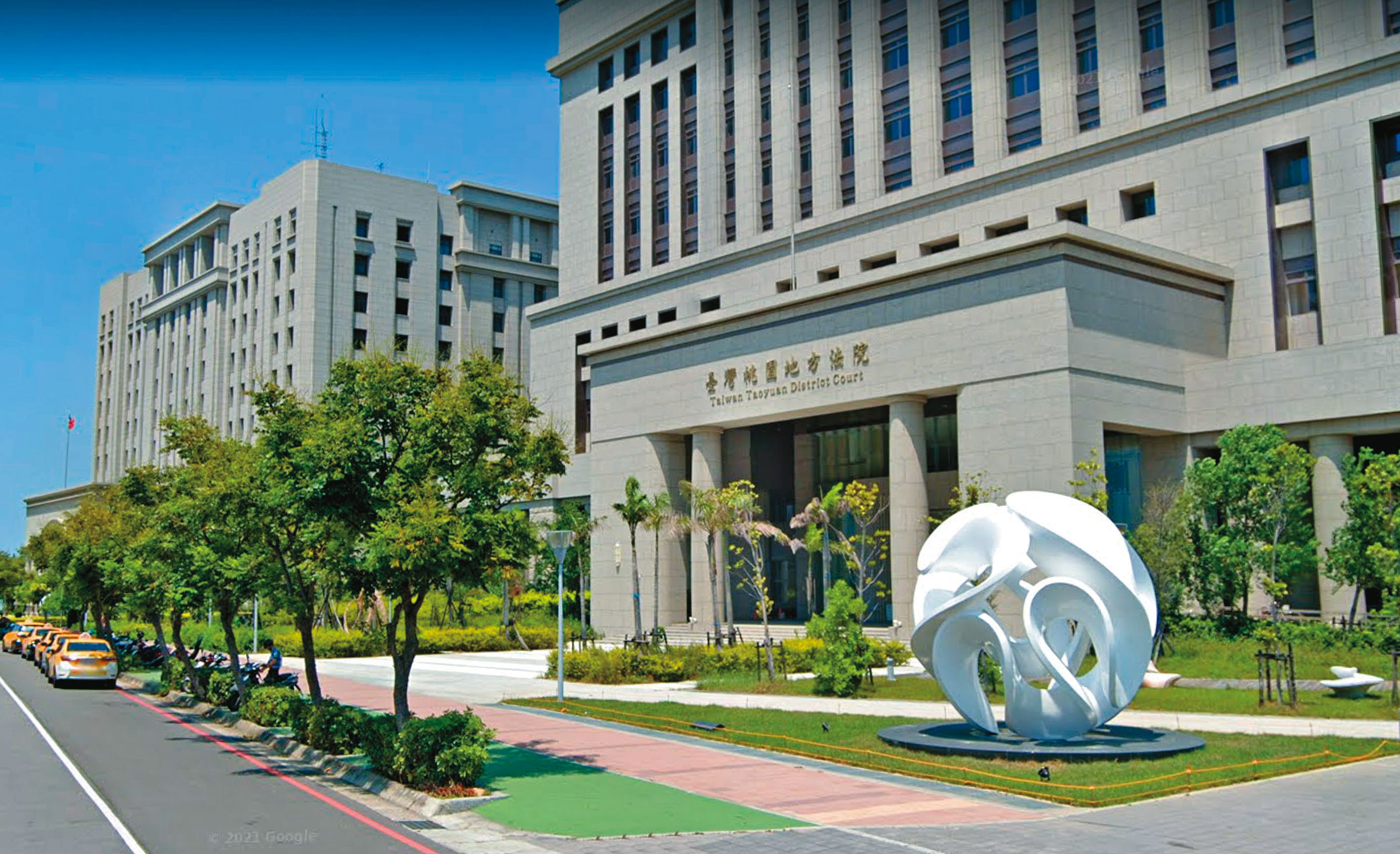 鄧姓女法官任職的桃園地院內有不少人談論她與梁姓男法官的外遇案。（翻攝Google Maps）