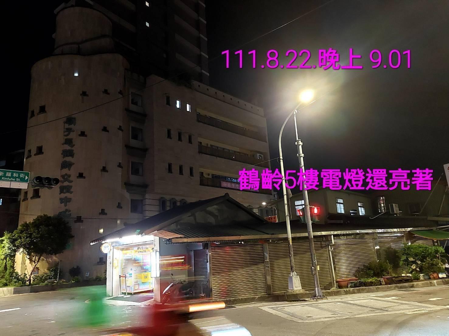  曾姓里長家人遭控長期將活動中心佔為己有，連晚上都燈火通明。
